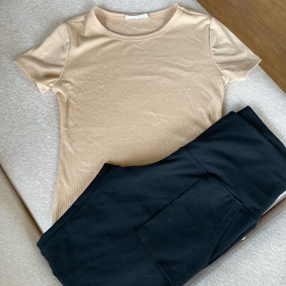 Tan and Black Leggings with Sleek Fitted Silhouette
